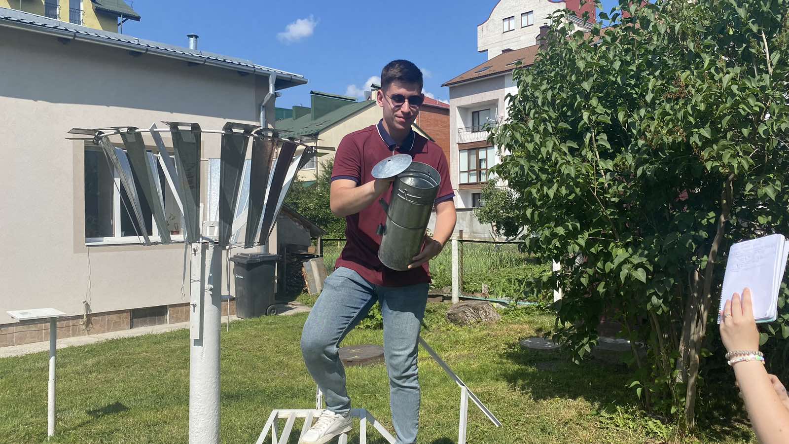 Роман Сороковський демонструє опадомірне відро